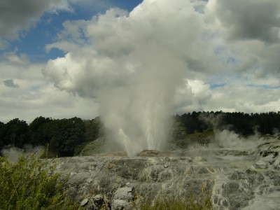 Pohutu Geyser.jpg